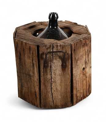 GARRAFÃO DE TRANSPORTE
. Garrafão em vidro soprado, tom amber com estrutura em madeira de 