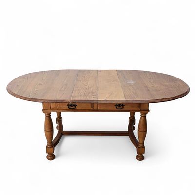 Mesa de jantar r&uacute;stica
. Mesa de jantar em madeira de pinho com quatro gavetas e duas t&aacute;buas de 