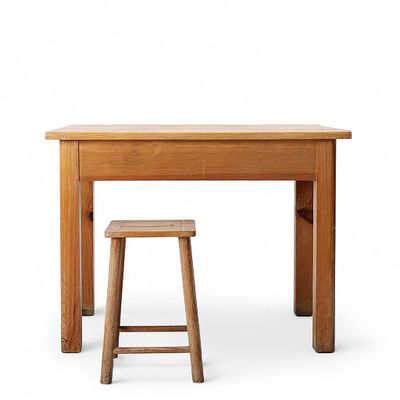 Conjunto de mesa e banco rústico
. Mesa e banco em pinho maciço, de estilo rústico. Produção 