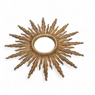 Espelho resplendor em madeira entalhada e dourada. Produção portuguesa, séc. XX. Sinais de uso. 