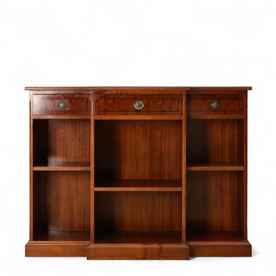 M&Oacute;VEL DE APOIO. M&oacute;vel de apoio em madeira e folheado a cerejeira, com tr&ecirc;s gavetas e tr&ecirc;s 