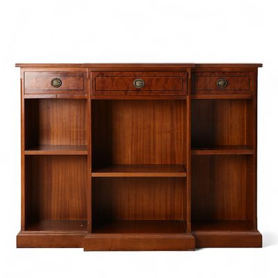 M&Oacute;VEL DE APOIO. M&oacute;vel de apoio em madeira e folheado a cerejeira, com tr&ecirc;s gavetas e tr&ecirc;s 