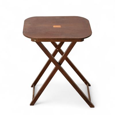 MESA DE APOIO ARTICULADA. Mesa de apoio em madeira de mogno, com tampo rebatível. Sinais de uso 