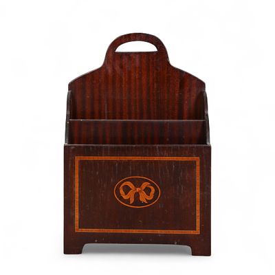 PORTA-REVISTAS. Porta-revistas em madeira de mogno e embutidos a outras madeiras com friso e 