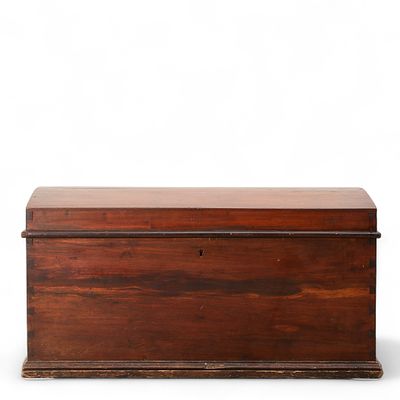 BAÚ. Baú em madeira de vinhático entalhado, com ferragens e puxadores em metal Sinais de uso 