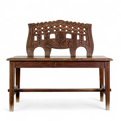 BANCO RÚSTICO. Pequeno banco rústico em madeira entalhada, espaldar com decoração incisa e 