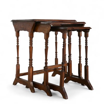 MESAS MÃE. Conjunto de 3 mesas mãe em madeira de mogno, tampo de formato retangular recortado 