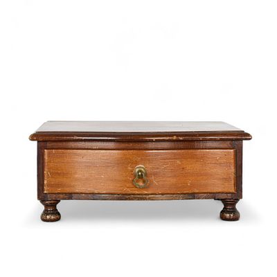 BASE DE TOUCADOR. Base de toucador em madeira de mogno, tampo de formato ondulado com caixa com 