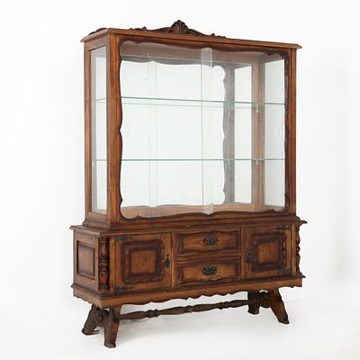 M&Oacute;VEL CRISTALEIRA. M&oacute;vel cristaleira em madeira de pinho envernizado, com dois corpos, parte 