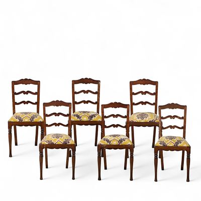 CONJUNTO DE SEIS CADEIRAS. Conjunto de seis cadeiras em madeira de pinho envernizado, com estofo 