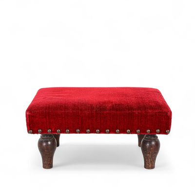 PEQUENO GENUFLEXÓRIO. Pequeno banco de oração em madeira de mogno, forrado em tecido de veludo 