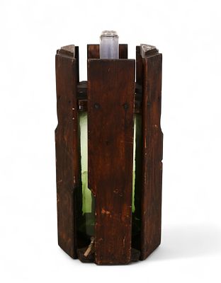 GARRAFÃO EM VIDRO COM SUPORTE EM MADEIRA
. Dim.