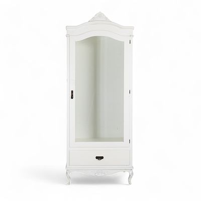 ROUPEIRO. Roupeiro em madeira pintada a branco com cimalha com decoração entalhada com elementos 