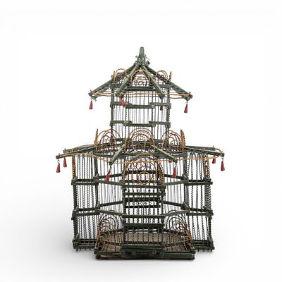 GAIOLA ORIENTAL. Estrutura em madeira e fio met&aacute;lico com decora&ccedil;&atilde;o policromada a verde, amarelo 