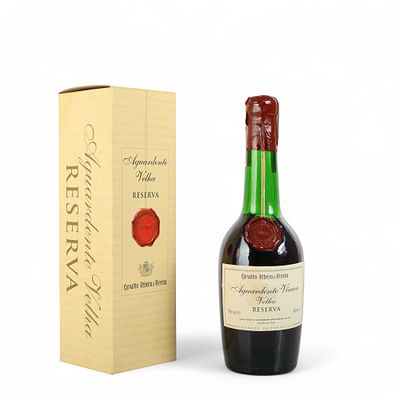 CARVALHO RIBEIRO & FERREIRA, AGUARDENTE VÍNICA VELHA RESERVA. Garrafa de Aguardente Carvalho 