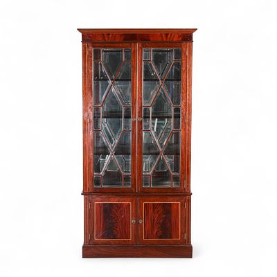 ARM&Aacute;RIO CRISTALEIRA. Arm&aacute;rio cristaleira, estilo D. Maria, em madeira e folheado a mogno, com 