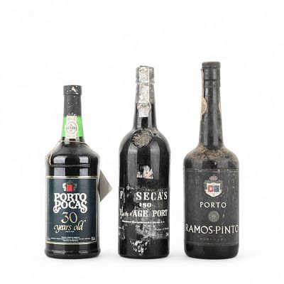 VINHO DO PORTO. Conjunto de tr&ecirc;s garrafas de vinho do Porto, 1980 Fonseca Vintage Port 