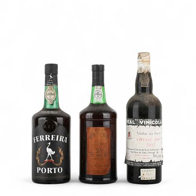 VINHO DO PORTO. Conjunto de tr&ecirc;s garrafas de vinho do Porto, Vintage Port 1977 Real Vinicola 