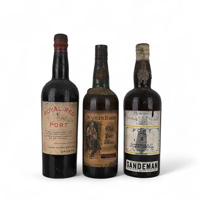 VINHO DO PORTO. Conjunto de tr&ecirc;s garrafas de vinho do Porto, Sandeman King George VI Tawny 