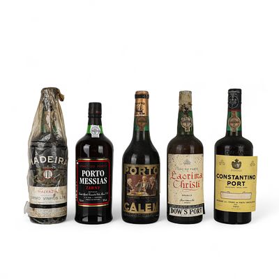 VINHO DO PORTO E DA MADEIRA. Conjunto de quatro garrafas de vinho do Porto, Dow&acute;s Port Lacrima 