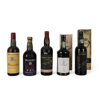 VINHO DO PORTO. Conjunto de cinco garrafas de vinho do Porto, Krohn Old Governador, Po&ccedil;as Junior 