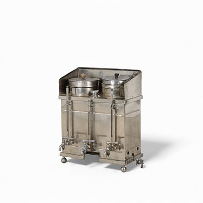 M&Aacute;QUINA DE CAF&Eacute; DE FERVER &Aacute;GUA. M&aacute;quina de caf&eacute; em a&ccedil;o inoxid&aacute;vel, com tr&ecirc;s torneiras para caf&eacute; 