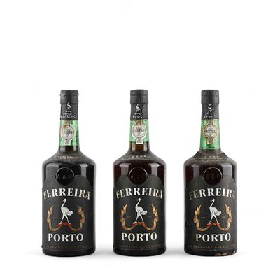 VINHO DO PORTO. Conjunto de tr&ecirc;s garrafas de vinho do Porto, duas Ferreira Rodo e uma Ferreira 