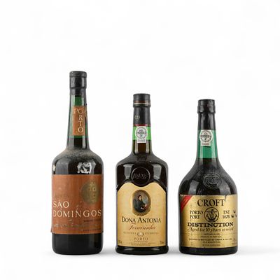 VINHO DO PORTO. Conjunto de tr&ecirc;s garrafas de vinho do Porto, A. Ramos Pinto "Quinta de S. 