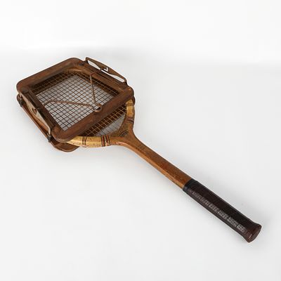 DUNLOP MAXPLY - RAQUETE DE T&Eacute;NIS. Raquete antiga com estrutura em madeira e metal. Marcada 