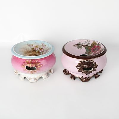 CONJUNTO DE ESCARRADEIRAS. Par de escarradeiras em porcelana policromada e dourada decora&ccedil;&atilde;o 