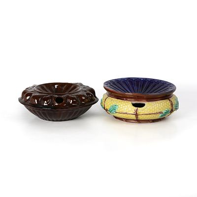 PAR DE ESCARRADEIRAS FAIAN&Ccedil;A. Conjunto de duas escarradeiras em faian&ccedil;a vidrada e policromada 