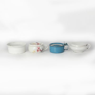 CONJUNTO DE ESCARRADEIRAS. Conjunto de 4 escarradeiras, 2 em porcelana vidrada, 1 em loi&ccedil;a de p&oacute; 