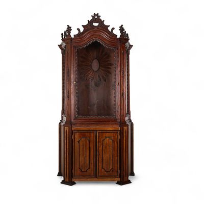 C&Oacute;MODA COM ORAT&Oacute;RIO. C&oacute;moda orat&oacute;rio em madeira de castanho entalhado e outras madeiras, de dois 