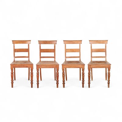 CONJUNTO DE CADEIRAS. Conjunto de quatro cadeiras em madeira de vinh&aacute;tico, com assento em 