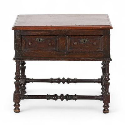 PEQUENA MESA BUFETE. Mesa bufete em miniatura, em madeira de carvalho entalhado, com duas 