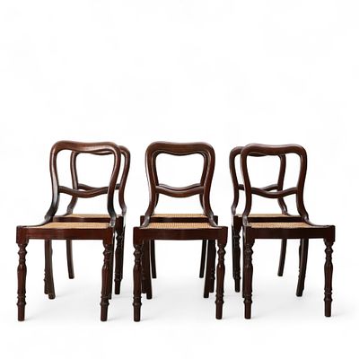 CONJUNTO DE SEIS CADEIRAS. Conjunto de seis cadeiras em madeira de mogno, estilo rom&acirc;ntico, com 