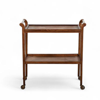 CARRINHO DE CH&Aacute;. Carrinho de ch&aacute; em madeira escurecida, pegas em metal prateado e p&eacute;s com 