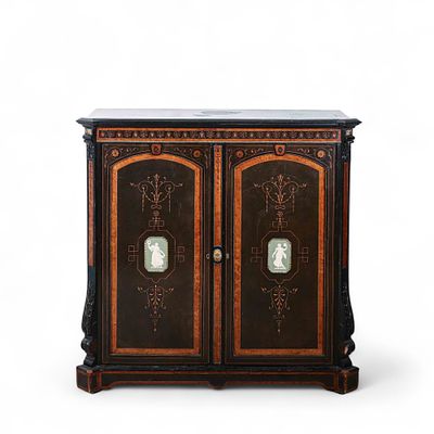 M&Oacute;VEL DE APOIO ESTILO NAPOLE&Atilde;O III. M&oacute;vel de apoio em madeira lacada a negro com embutidos em 