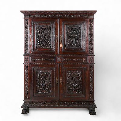 ARM&Aacute;RIO COPEIRO. Arm&aacute;rio copeiro de estilo Renascen&ccedil;a, madeira de castanho com entalhamentos 