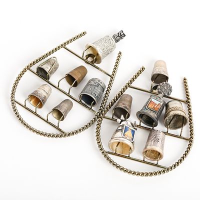 COLE&Ccedil;&Atilde;O DE DEDAIS. Par de suportes com 6 dedais cada em metal de decora&ccedil;&otilde;es e proveni&ecirc;ncias 