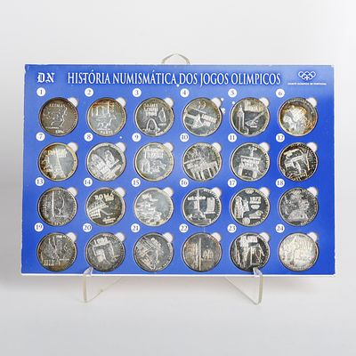 HIST&Oacute;RIA NUMISM&Aacute;TICA DOS JOGOS OL&Iacute;MPICOS. Cole&ccedil;&atilde;o de 24 medalhas comemorativas em metal prateado 