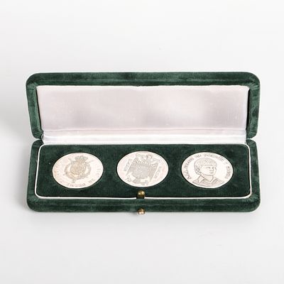 MEDALHAS 'JUAN CARLOS I'. Conjunto de tr&ecirc;s medalhas comemorativas da proclama&ccedil;&atilde;o de Juan Carlos 