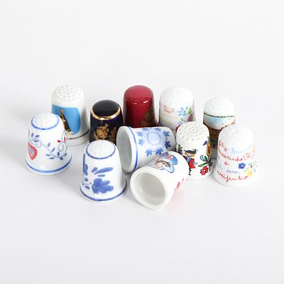 CONJUNTO DE DEDAIS. Conjunto composto por 11 dedais em porcelana vidrada e policromada decorados 