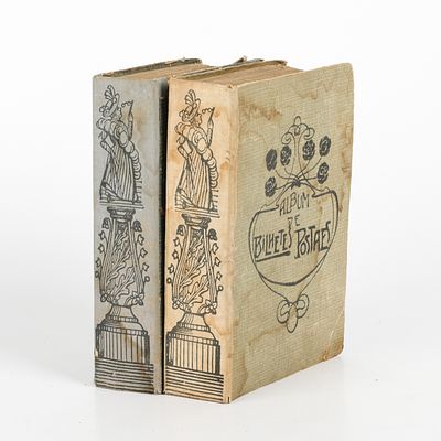 'ALBUM DE BILHETES POSTAES'. Conjunto de dois albuns de bilhetes postais, capa em papel decorado 