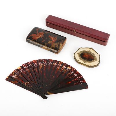 CONJUNTO DE VIAGEM. Conjunto composto por 4 pe&ccedil;as: um leque, uma cigarreira, um porta-moedas e 