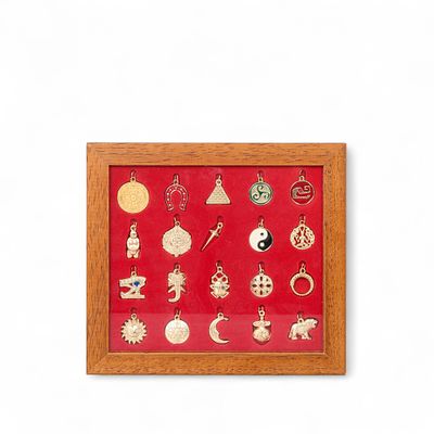 COLE&Ccedil;&Atilde;O DE PINGENTES. Conjunto de 30 pingentes com representa&ccedil;&atilde;o de amuletos em metal dourado e 