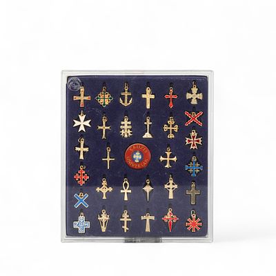 COLE&Ccedil;&Atilde;O DE CRUZES UNIVERSAIS. Conjunto de 30 pingentes de cruzes hist&oacute;ricas em metal dourado e 