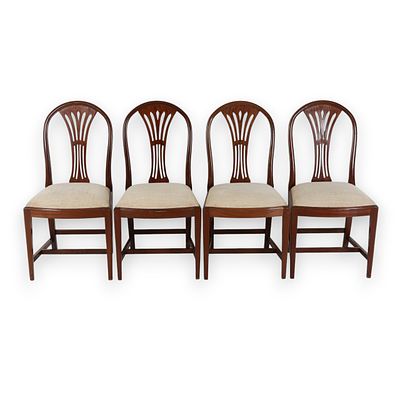 CONJUNTO DE CADEIRAS. Conjunto de quatro cadeiras, em mogno, estilo Hepplewhite, espaldares 