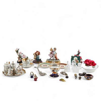 CONJUNTO DE VITRINE. Conjunto de vitrine composto por 30 pe&ccedil;as de materiais, dimens&otilde;es, formatos 