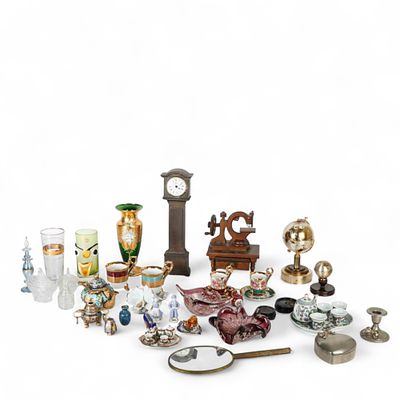 CONJUNTO DE VITRINE. Conjunto composto por 35 pe&ccedil;as de materiais, dimens&otilde;es, formatos e 